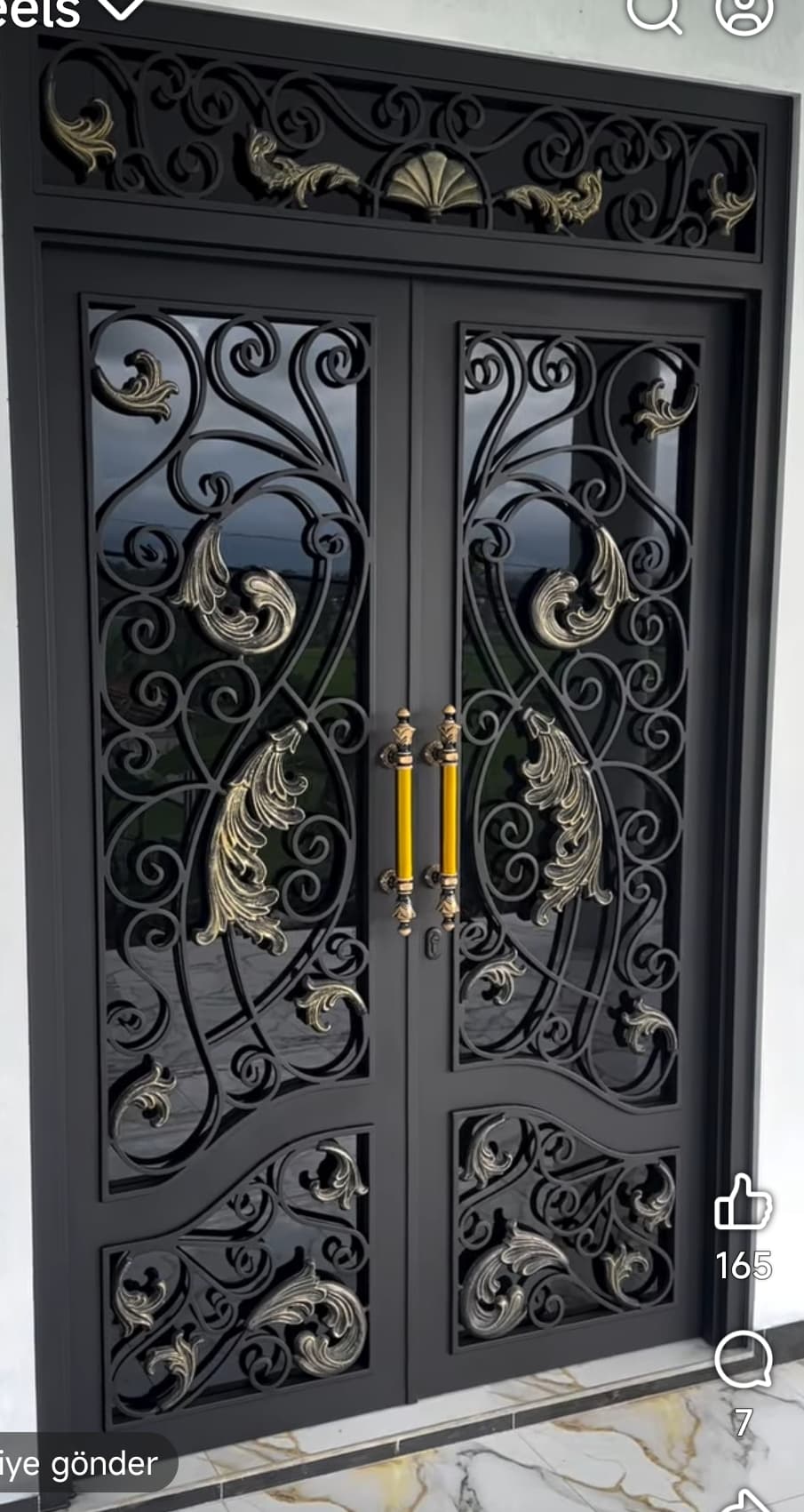 Altın İşlemeli Giriş Kapısı