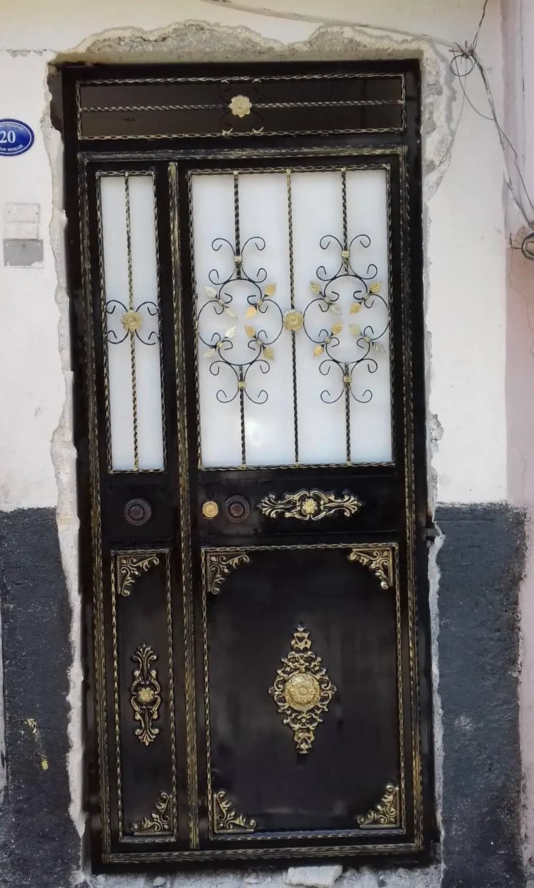 Siyah Altın İşlemeli Giriş Kapısı