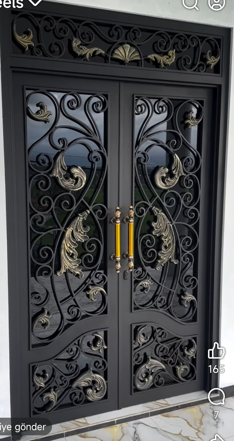 Altın İşlemeli Giriş Kapısı