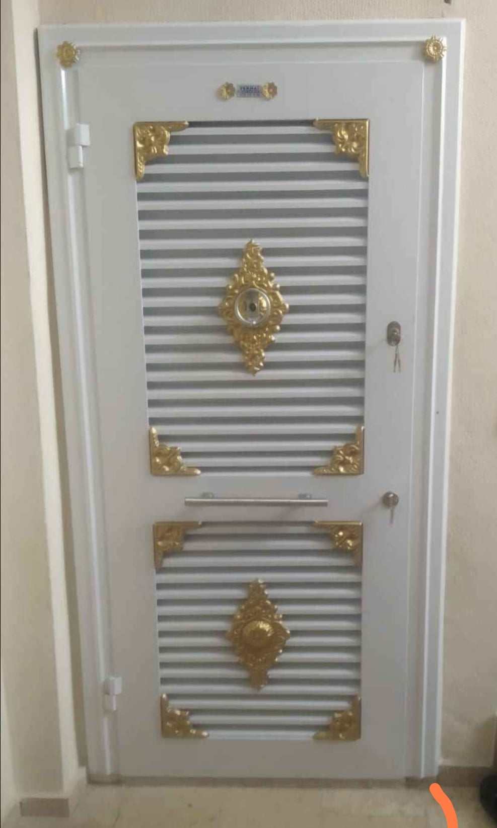 Altın İşlemeli Beyaz Panjur Kapı